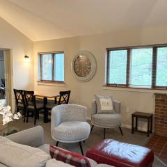 COZY ATTITASH GETAWAY - Walk to lifts, Pool, Hot tub, Game room, Storyland