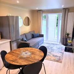 Aisiki Stays Apartments at Colindale, Ground Floor, 2-Bedroom & 1-Bathroom, Pet-Friendly, with Free Wi-Fi & Parking Space