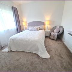 Double & Single Room Options in Quiet, Relaxing Home in Frankfield