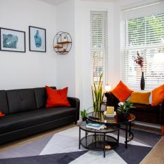 SmartStay, Fast Wifi and Workspace, 3 Beds, Central, Private Parking, by Airport