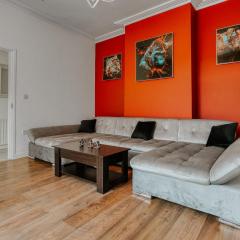 Open Mind Property - 4 Bedroom House with Hot Tub