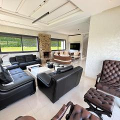 bedroom villa, pool, garden & parking