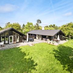 5 Bedroom Stunning Home In Tisvildeleje