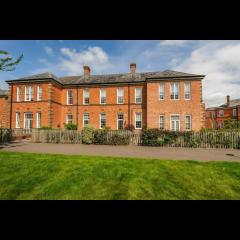 Lovely Bed and Breakfast in Chichester nr Festival Theatre City Centre and Goodwood Top Floor Spacious Kingsize Ensuite