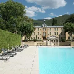 A beautiful 2 persons studio in a chateau with swimming pool