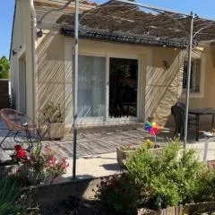 Air-Conditioned House with Private Garden in Le Thor pets are welcome