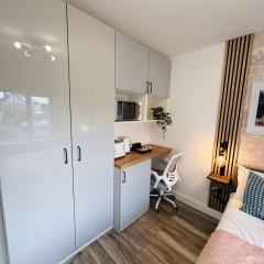 Newly renovated En-Ensuite Private Room with own Kitchenette in Birmingham - Halesowen R4