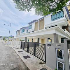 Cozy Villa - Private Pool, 5BR, KTV, BBQ, PS5 just 3 Mins to Batu Ferringhi Beach!