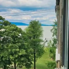 Vízparti gyermekbarát teljesen felújított Apartman, őrzött, saját strand, parkoló, étterem
