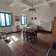 Giardino in piazza, casa in pietra a San Leo