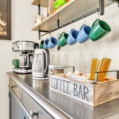 Sleeps 10 + Coffee bar + Game Room + Train to CHGO