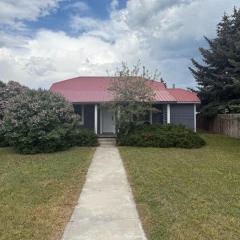 New Listing, Blue Cabin, Downtown, Cozy Getaway