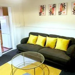 Gravesend 1 bedroom Apartment 2 Min Walk to STN- A