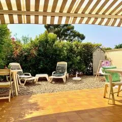 La plage, calme et jardin