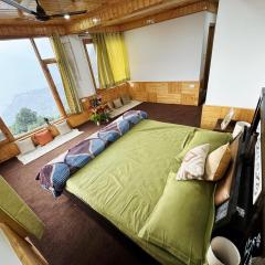 The Pine Pause-Hallan-i