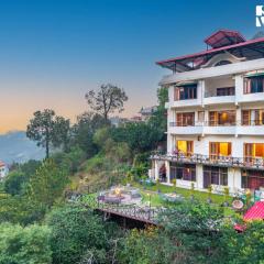 StayVista at Dream Haus with Lawn, Jacuzzi, WiFi