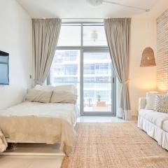 Super Chic Golf Apartment