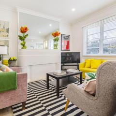 Lakeside Glow - Stylish Retreat near Beach & Markets