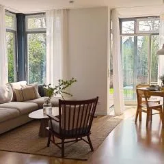 Stilvolle Wohnung mit Terrasse im Grünen