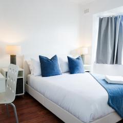 Stylish 3BD Home, Perfect for Groups - Sleeps 7, Nr Coop Live & Etihad, Secure Parking