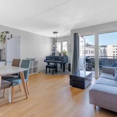 Central Apt with 2 balconies