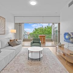 Modern Southbank Parklands Apartment Retreat