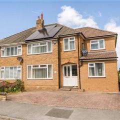 Large 4 bedroom home in Boston Spa village In-between York, Harrogate and Leeds, Sleeps 9