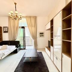 Homes2Retreat - Glamz Haven Stylish Studio with Balcony