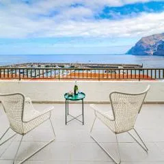 Stunning cliffs and ocean view in Los Gigantes