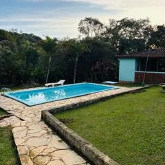 Casa de campo com piscina em condomínio.