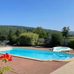 Aux Fleurs des Champs - Appartement avec Terrasse, Parking et Piscine