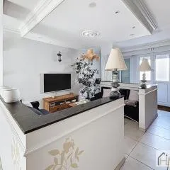 Elegant 2BD Terrace 50 m from the sea, Sleeps 8