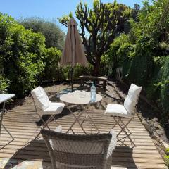 Studio calme à deux pas de la mer avec jardin et parking privé