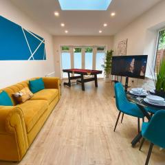 Trendy Four Bedroom Getaway - Free WiFi -Sleeps 9