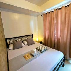 Spacious 1BR beside MOA with Wifi, Netflix, Pool & Washer