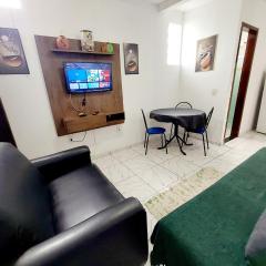 Quarto e Sala com Ar Condicionado, TV e Cozinha