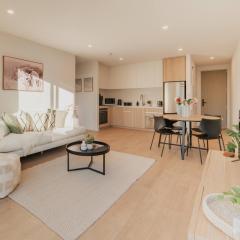 Central 1BR Apartment with Kitchen & Patio