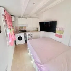 Habitación con baño y cocina