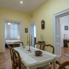 Apo Apartment - Top Center