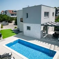 Villa Lumaka Sun - Amazing Home In Brodarica with 4 Bedrooms, Wifi, Outdoor Swimming Pool and Heated Swimming Pool