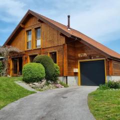 Chalet avec mezzanine 4 étoiles, Saint Mamet, jusqu'à 10 couchages, proche du lac de Gérardmer des commerces et des pistes de ski dans un quartier calme