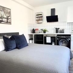 Old Street Studio with Washer and Dryer