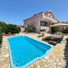 Guest house with pool Ante