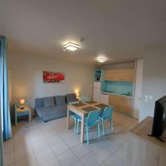 Appartement 2 pièces avec terrasse privée et parking - FR-1-326-841