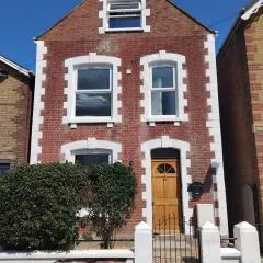Heart of Cowes - 10 Guests, 200m to Town, Sea View