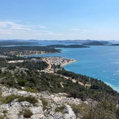 Serenity house, cozy familly place, free parking, seaside, in Dalmacia, Drage, Kamp Maslina