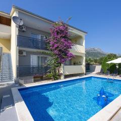 Six-Bedroom Holiday Home Kastel Luksic With A Fireplace 02