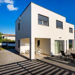 3 Bedroom Beautiful Home In Maslenica