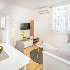 Apartment Damir with Balcony in Quiet Area