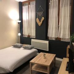 Studio lumineux au 1er étage